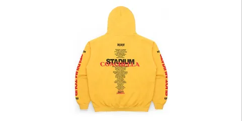 Sweat à capuche jaune avec texte noir et rouge sur le dos, style tournée.