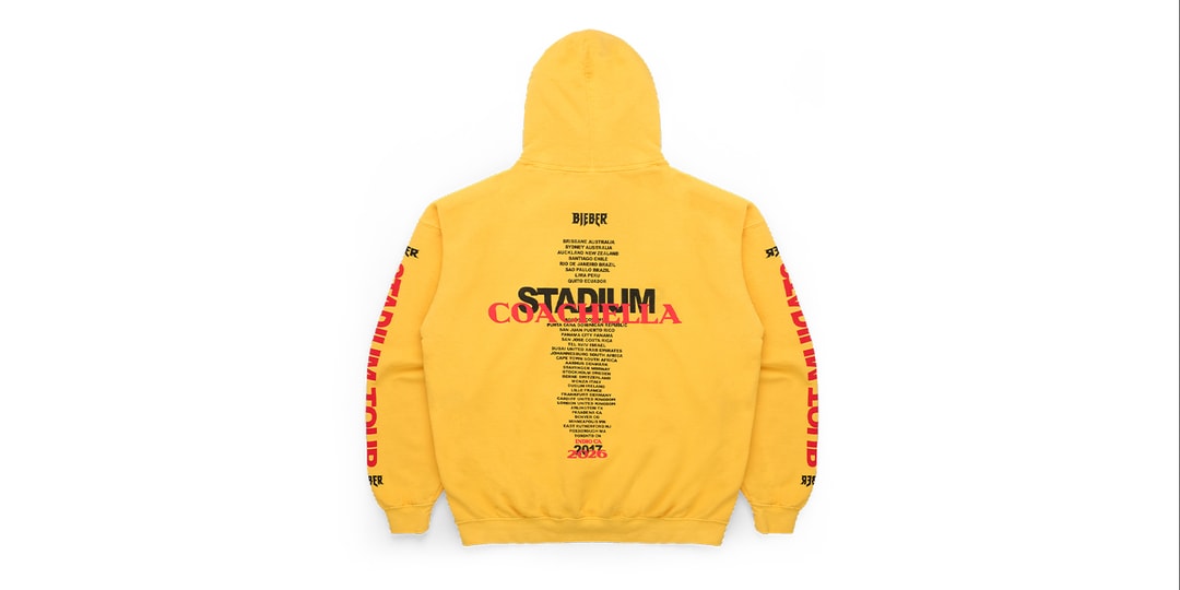 Sweat à capuche jaune avec texte noir et rouge sur le dos, style tournée.