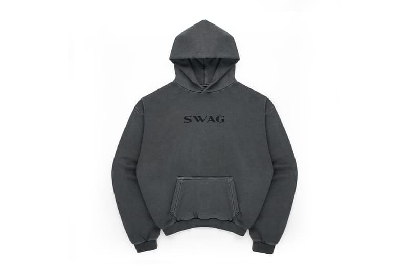 Sweat à capuche gris foncé avec texte 'SWAG' sur le devant.