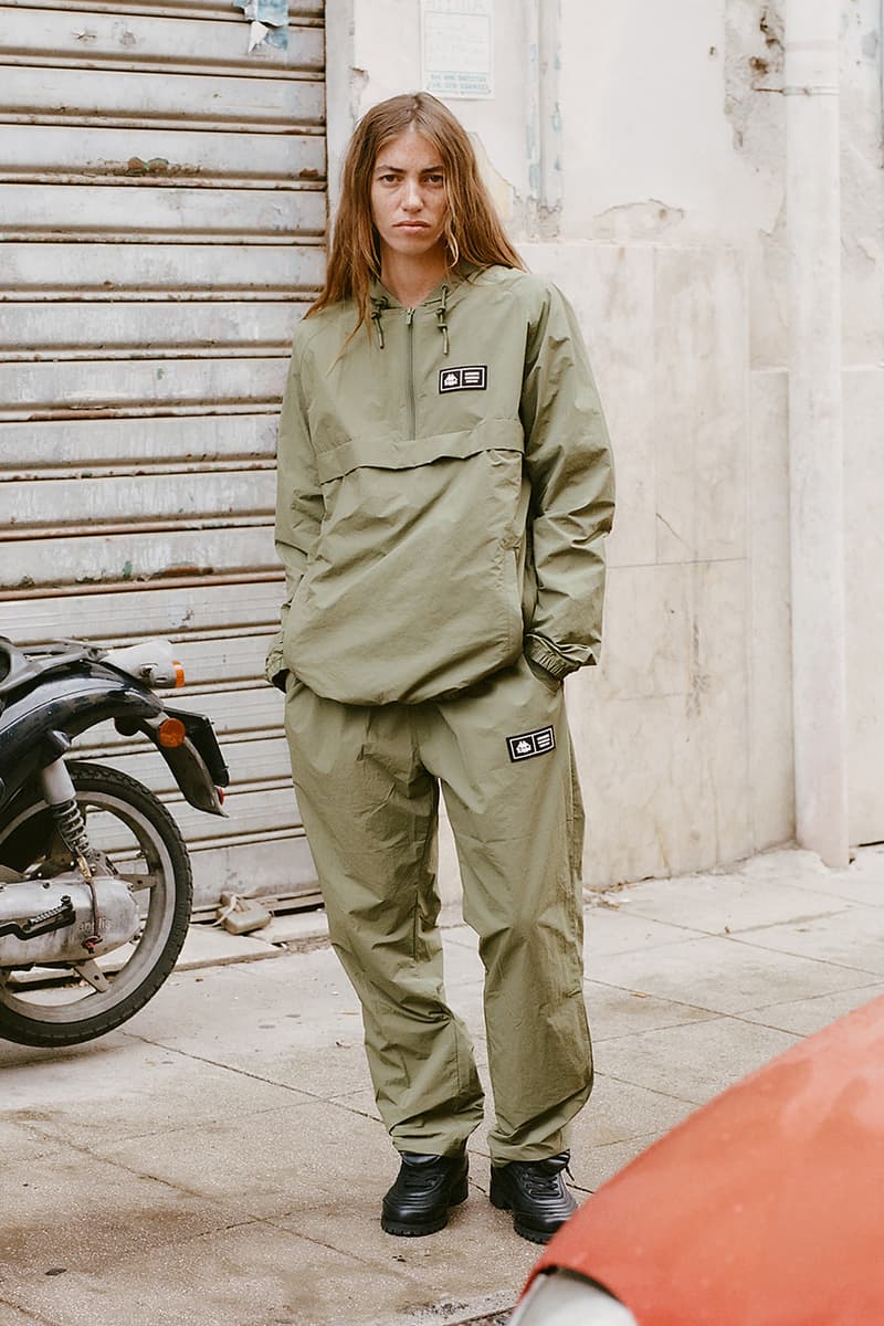 Personne en tenue kaki devant un bâtiment urbain.