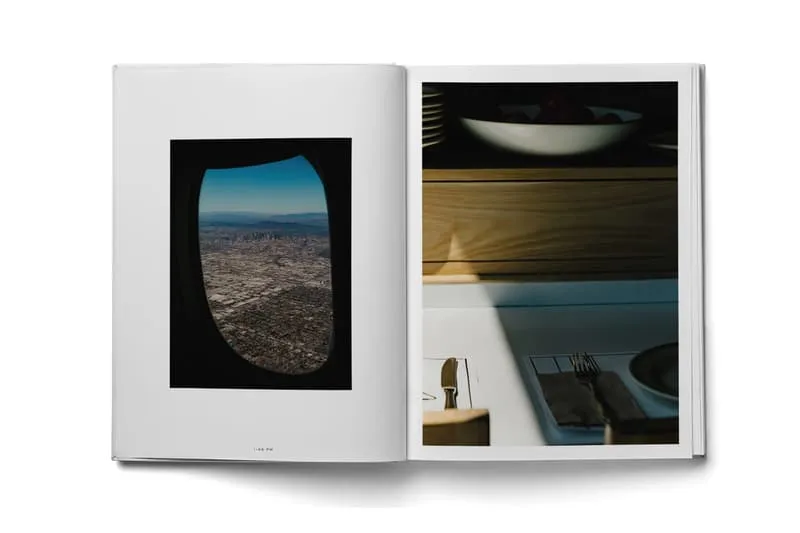 Livre ouvert avec vue d'avion et table mise.