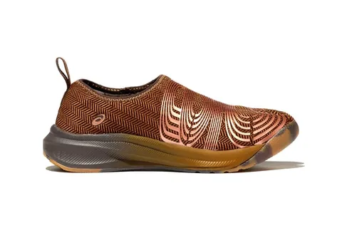Chaussure marron avec motif en spirale et semelle épaisse