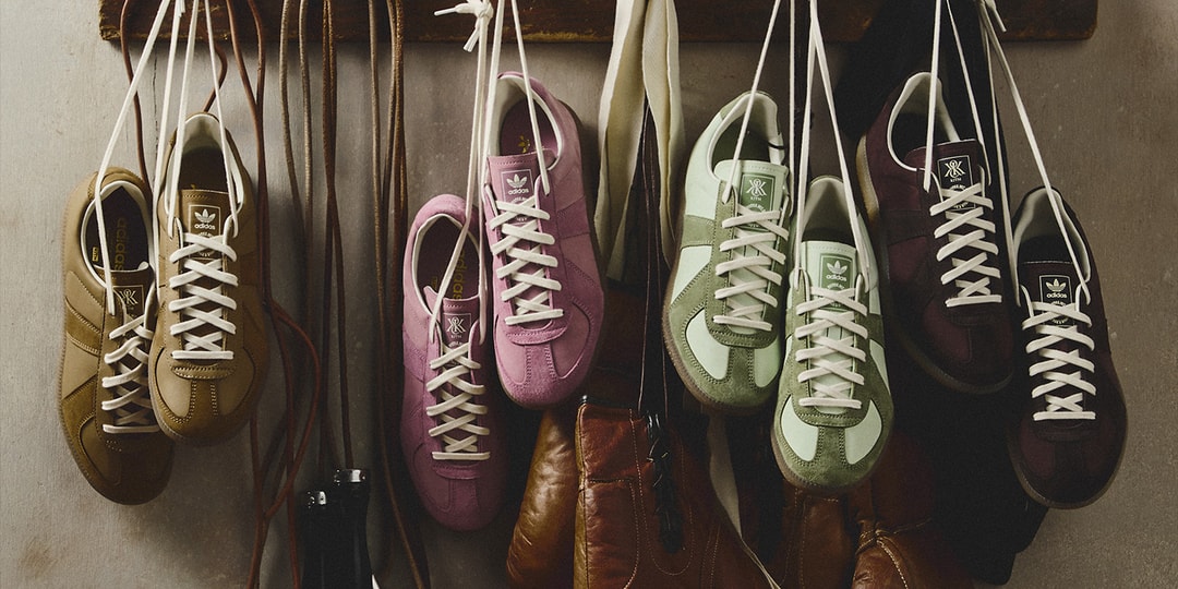 Chaussures colorées suspendues par leurs lacets contre un mur.