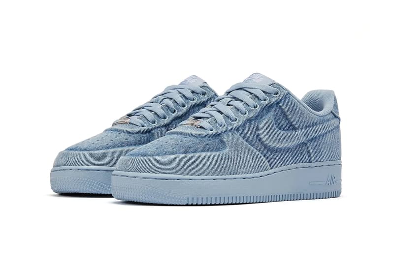 Chaussures bleues Air Force 1 en jean.