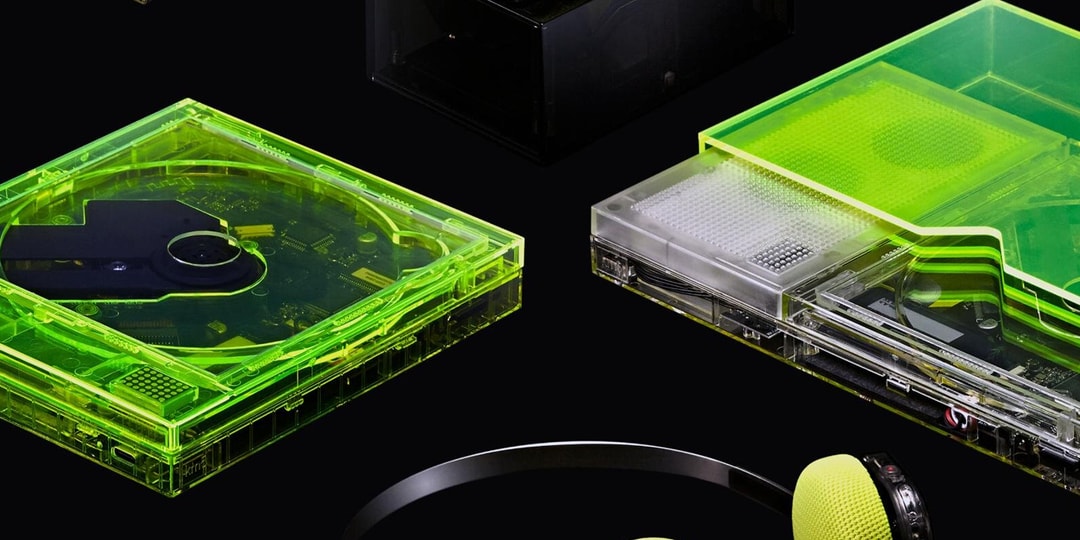 Disques et écouteurs translucides vert fluo sur fond noir.