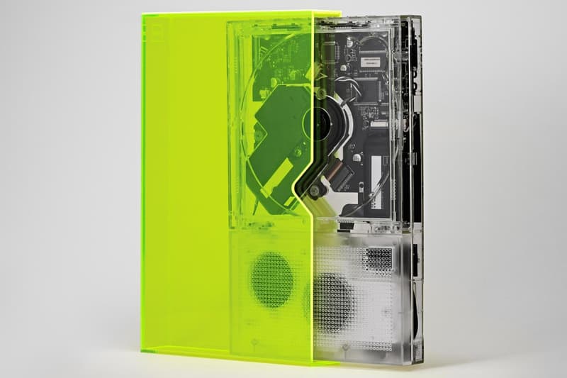 Console de jeu transparente et jaune fluo, montrant l'intérieur.