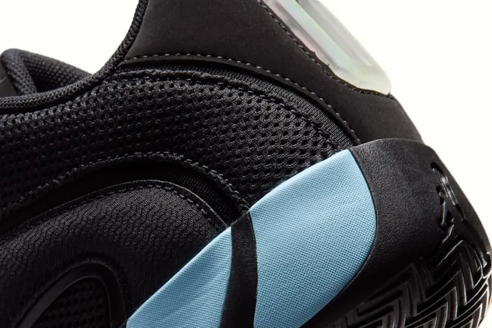 la-jordan-tatum-4-se-refait-une-beaute-en-noirbleu-glace-carousel-8.jpg