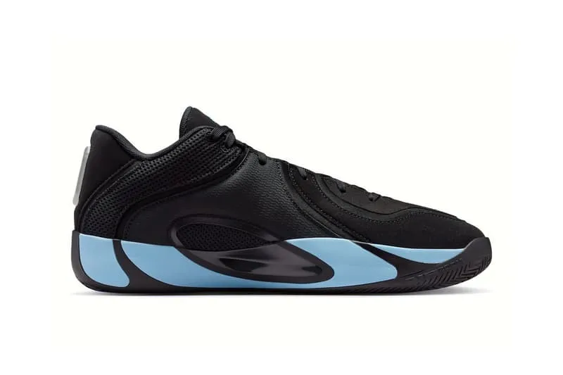 Chaussure noire avec semelle bleue, profil latéral.