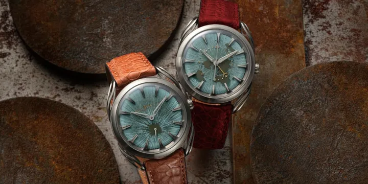 Deux montres avec bracelets en cuir et cadrans bleus texturés.