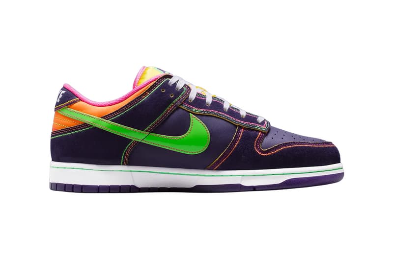 Chaussure multicolore avec logo vert sur le côté.