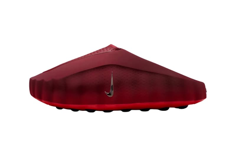 Sandale rouge avec logo argenté, design futuriste.