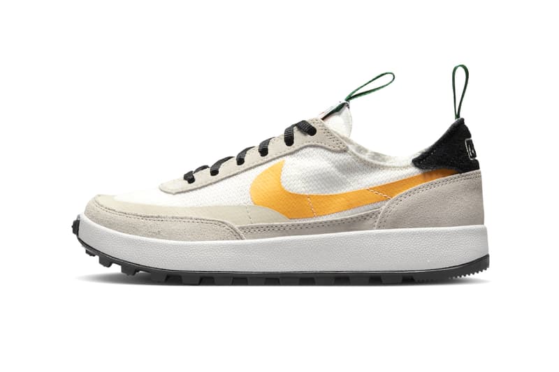 Chaussure beige et blanche avec logo jaune et semelle épaisse.
