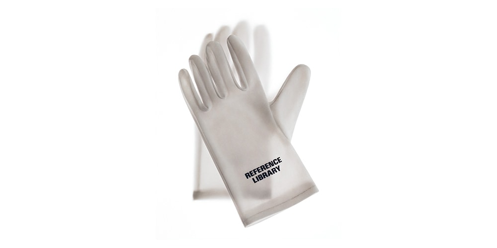 Gants blancs avec 'REFERENCE LIBRARY' écrit dessus.