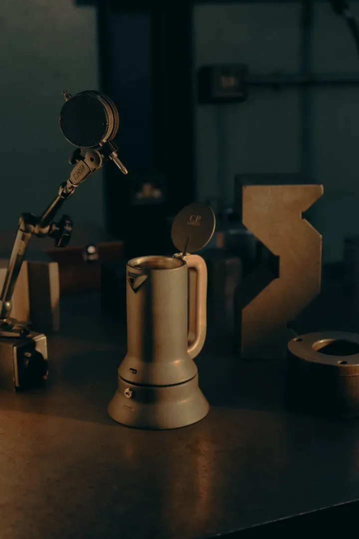 Appareil de mesure sur une table métallique sombre.