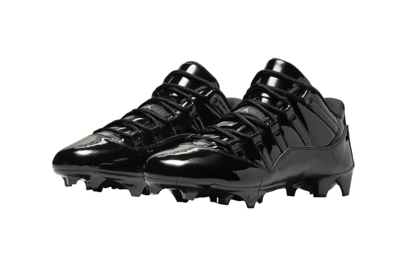Chaussures de football noires brillantes avec crampons.