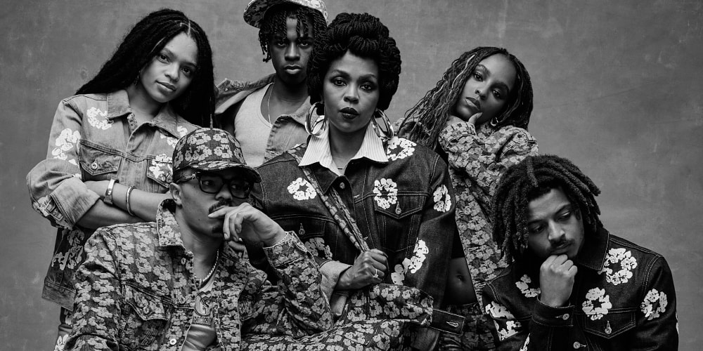 Groupe de personnes en vêtements fleuris, posant ensemble.