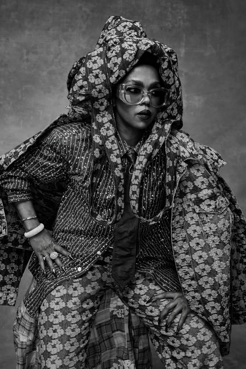 Personne en vêtements à motifs audacieux avec des lunettes de soleil.