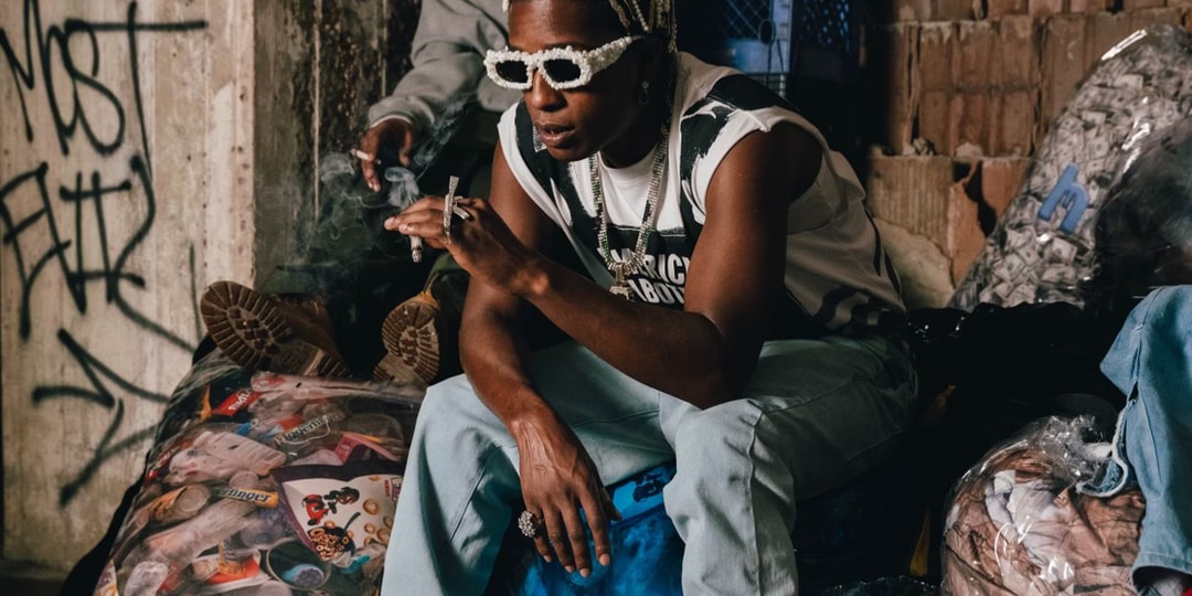 Personne assise avec lunettes de soleil dans un environnement urbain.