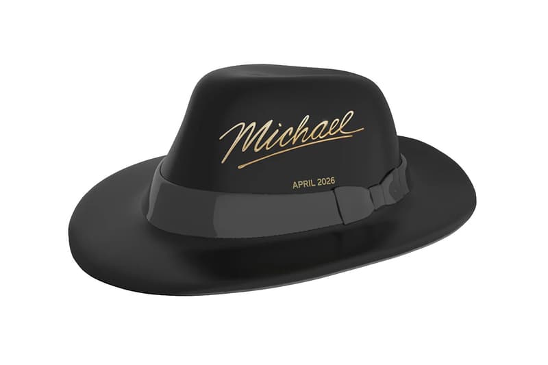 Chapeau noir avec 'Michael' et 'April 2026' en doré.