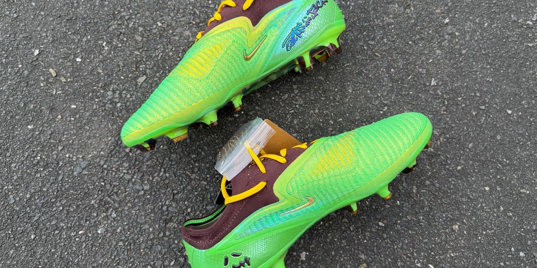 Chaussures de football vertes et marron sur l'asphalte.