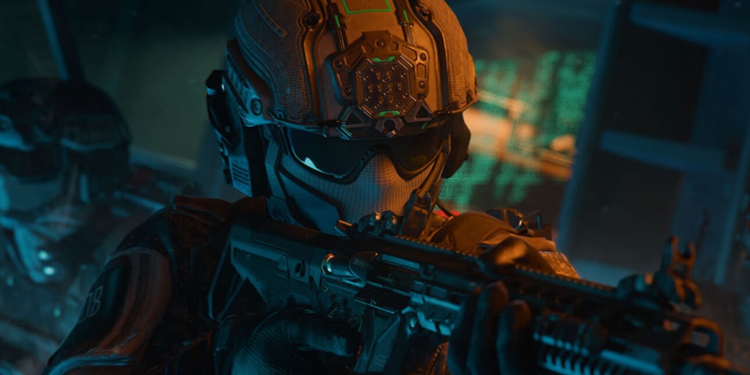 Soldat futuriste avec arme, casque high-tech dans un cockpit éclairé en bleu