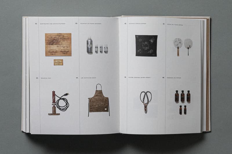 Pages de livre avec objets divers et descriptions numérotées.