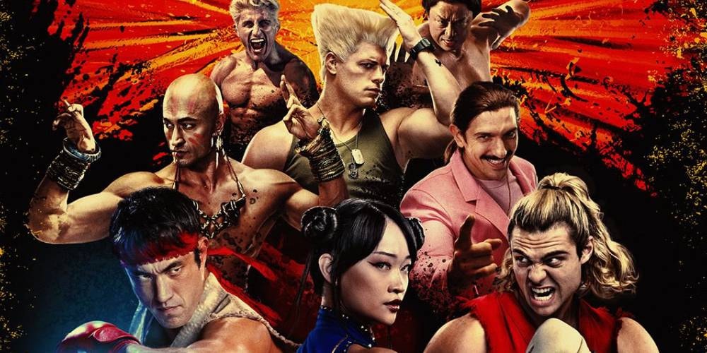 Personnages de combat en tenues colorées sur fond éclatant.