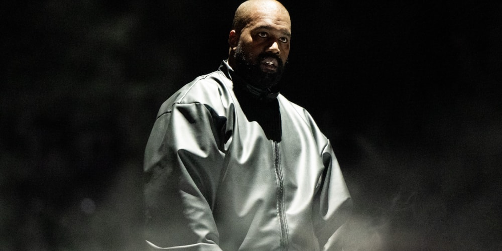 Homme en veste sombre sur fond noir