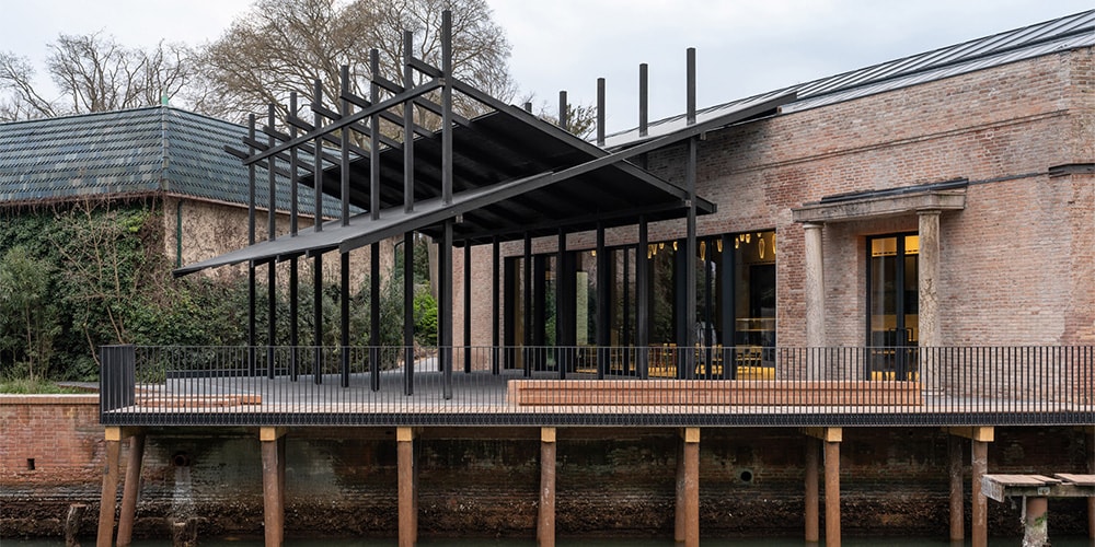 Architecture moderne avec grande structure en métal près de l'eau.