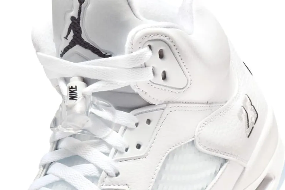 le-retour-annonce-de-la-air-jordan-5-white-metallic-avec-details-initiaux-carousel-7.jpg