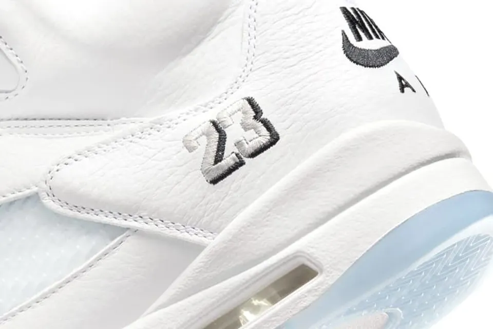 le-retour-annonce-de-la-air-jordan-5-white-metallic-avec-details-initiaux-carousel-8.jpg