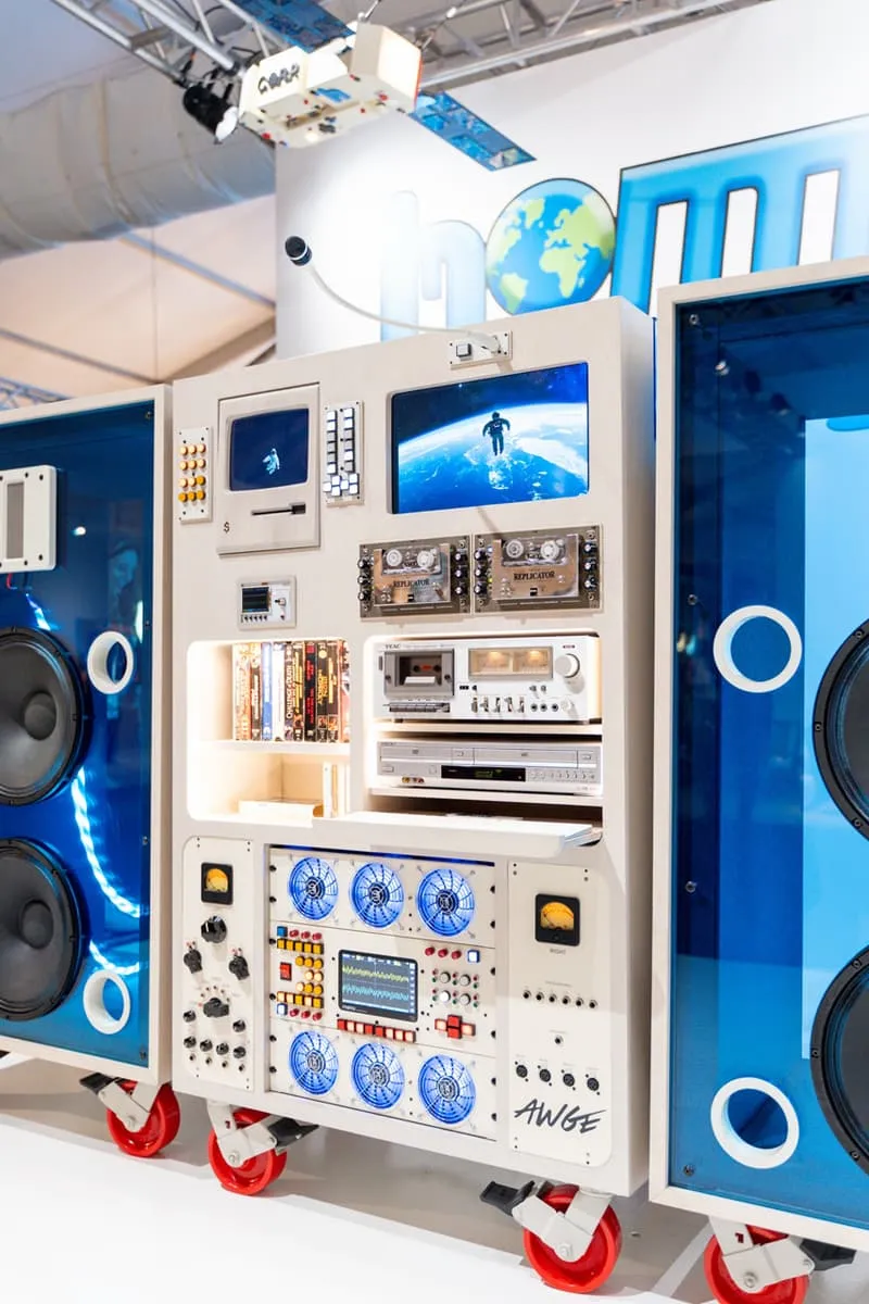 Meuble rétro avec équipement audiovisuel et décor centré sur l'espace.