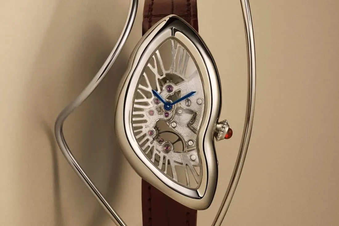 Montre au design déformé avec un cadran transparent et un bracelet marron.