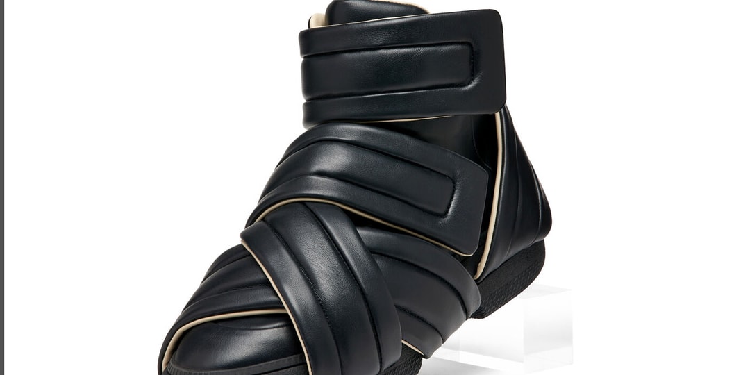 Chaussure noire au design futuriste entrecroisé.