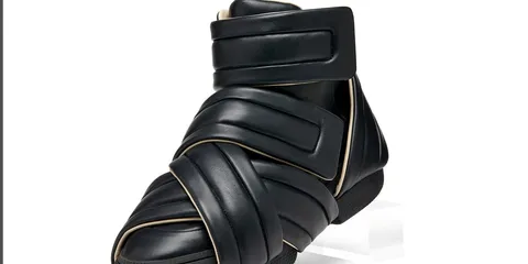 Chaussure noire au design futuriste entrecroisé.