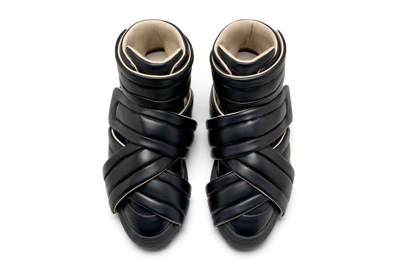 Chaussures en cuir noir au design croisé et épais.