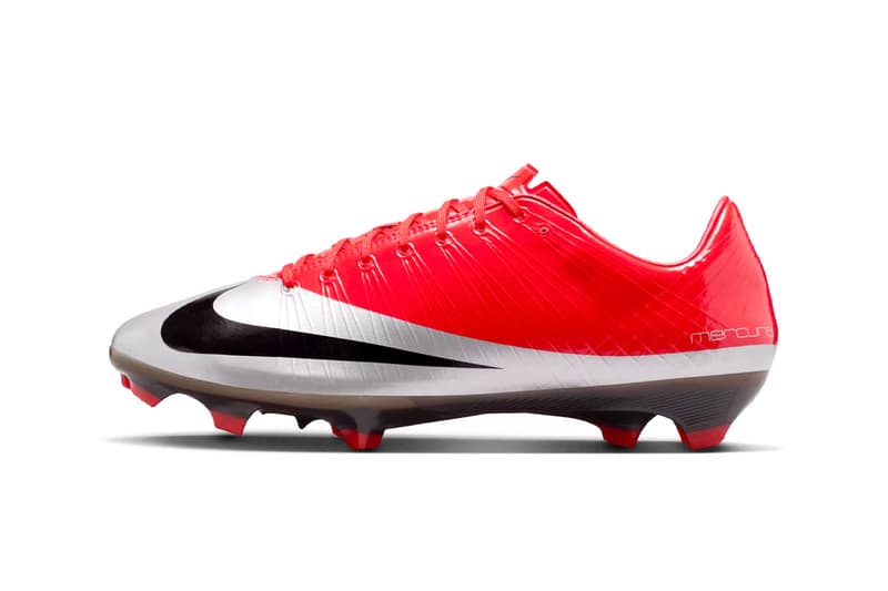 Chaussure de football rouge et blanc avec logo noir, semelle à crampons.