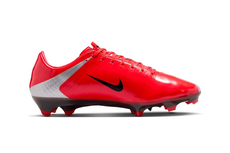 Chaussure de football rouge vif avec logo noir.