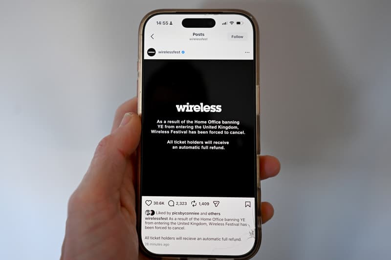 Écran de téléphone montrant une annulation de festival.