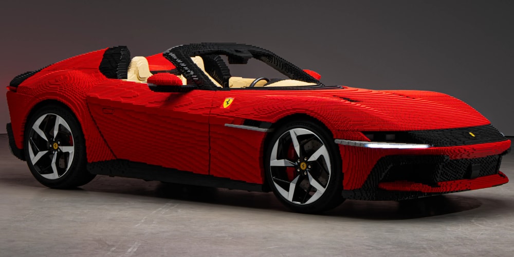 Voiture rouge style sportive en briques Lego, réaliste et détaillée.