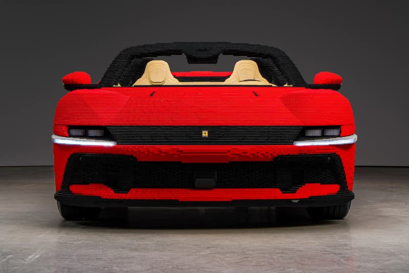 Voiture de sport rouge en briques Lego, vue de face
