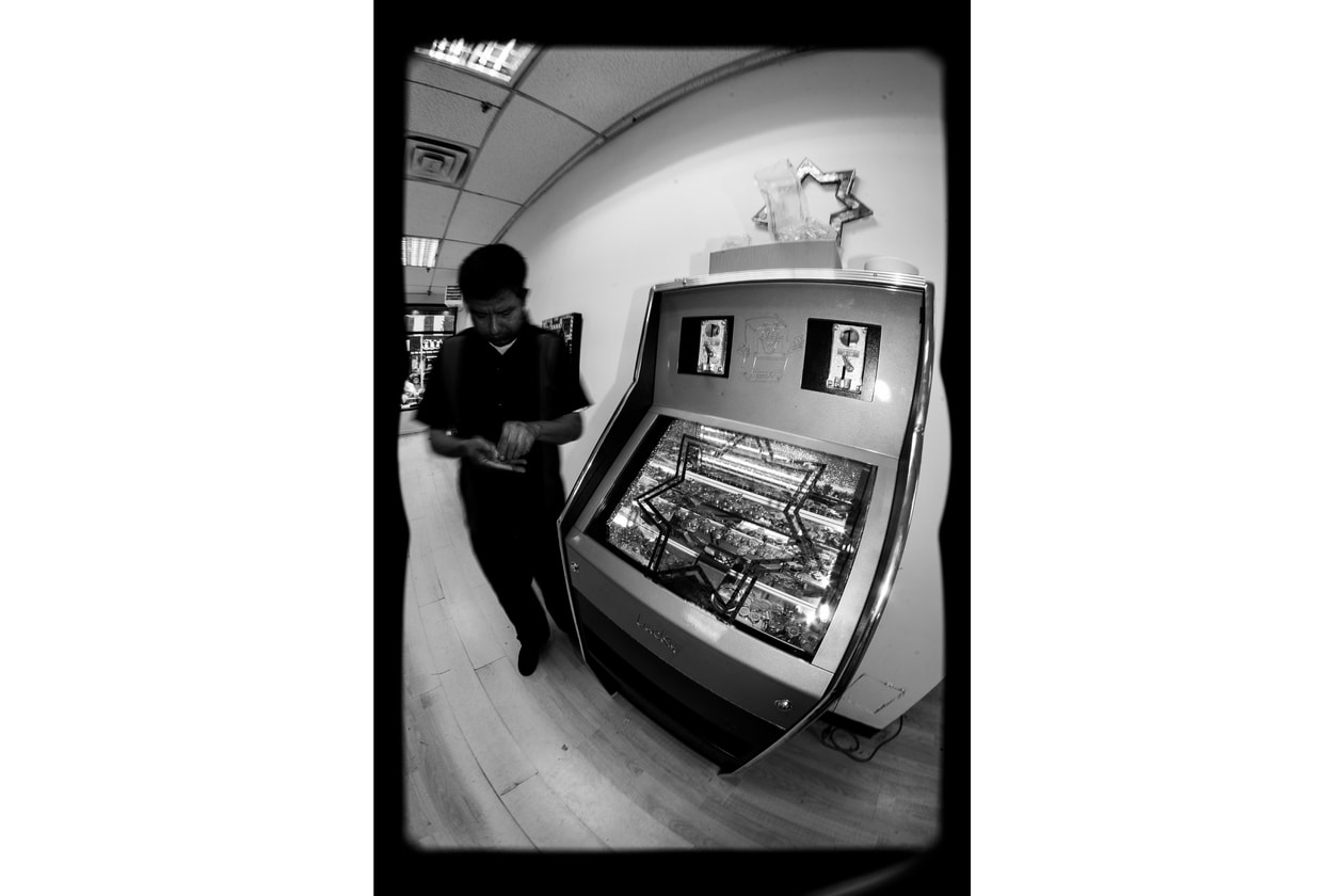 Homme debout à côté d'une machine vintage dans une pièce.