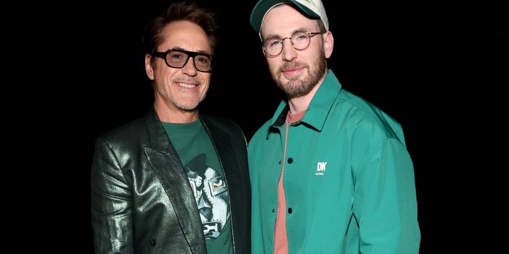 Deux personnes souriantes, habillées en vert, posent ensemble.