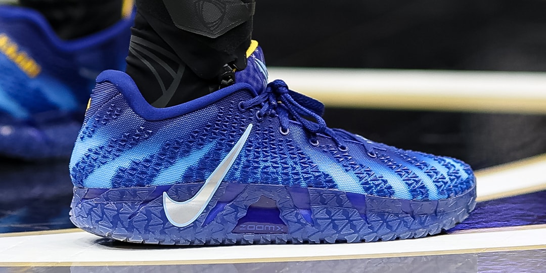 Chaussure bleue avec motif et logo Nike visible.