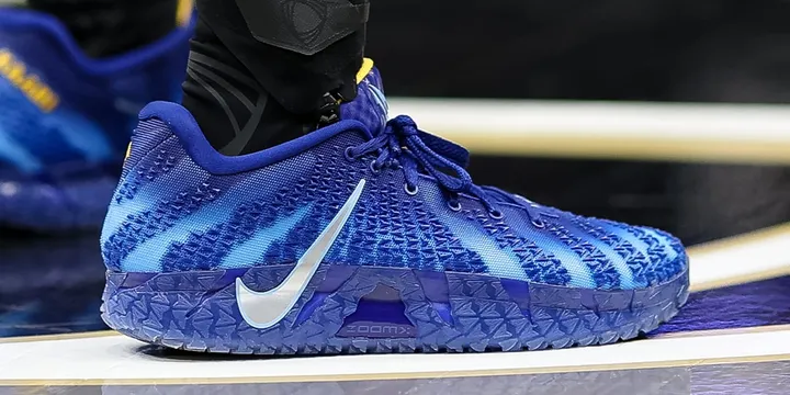 Chaussure bleue avec motif et logo Nike visible.