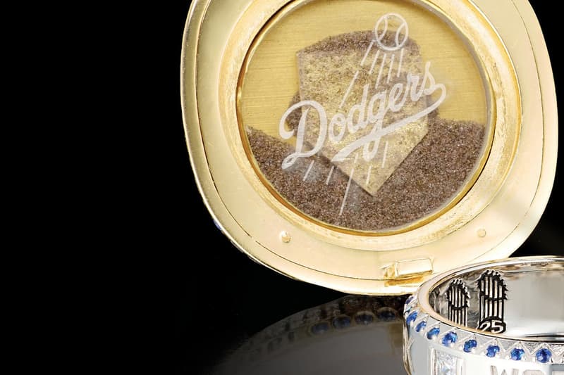 Bague Dodgers avec logo et sable en fond doré.