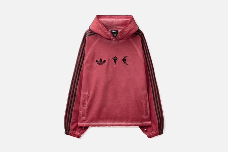 Sweat-shirt rouge avec logos noirs et bandes sur les manches.