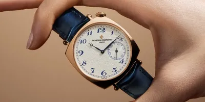 Montre-bracelet avec cadran blanc et chiffres bleus, bracelet en cuir bleu.