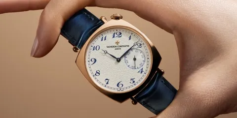 Montre-bracelet avec cadran blanc et chiffres bleus, bracelet en cuir bleu.