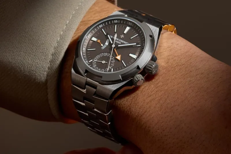 Montre-bracelet en acier inoxydable avec cadran noir sur poignet.